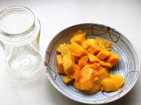 切下所有芒果肉。