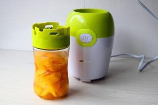 果肉放入小熊榨汁机料理杯内，加入凉开水，拧上刀头。