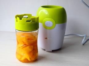 果肉放入小熊榨汁机料理杯内，加入凉开水，拧上刀头。