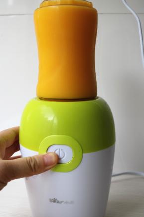 料理杯放在机器上，卡紧，按下启动按钮，10秒钟后，浓郁好喝的芒果汁就做好了。