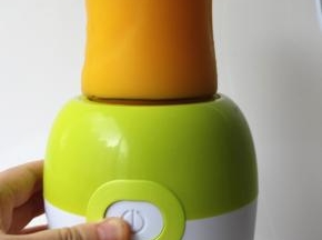 料理杯放在机器上，卡紧，按下启动按钮，10秒钟后，浓郁好喝的芒果汁就做好了。