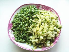 准备馅料，先把豆角切碎，黄瓜切丁。