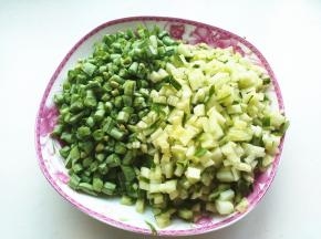 准备馅料，先把豆角切碎，黄瓜切丁。
