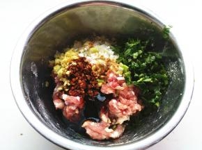 肉馅加入香菜末葱末姜末，以及所有调料。