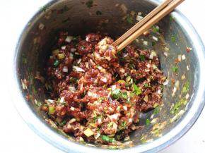 用筷子朝一个方向搅打肉馅，搅打到能感到明显阻力的状态。