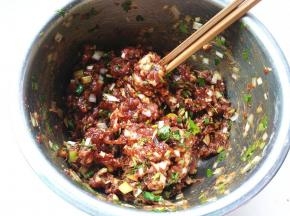 用筷子朝一个方向搅打肉馅，搅打到能感到明显阻力的状态。