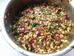 加入切碎的黄瓜丁和豆角碎，继续拌匀，包子馅就做好了。