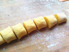 面团搓成条，切成大小均匀的剂子。