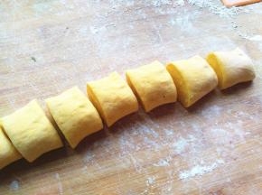 面团搓成条，切成大小均匀的剂子。