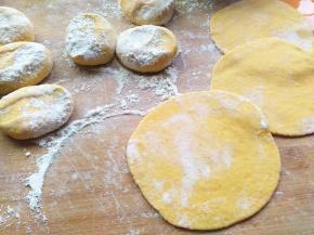 剂子按平，擀成比饺子皮厚一点的包子皮。