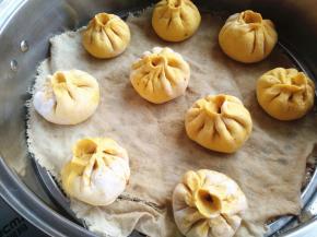 包好的包子醒发20分钟。