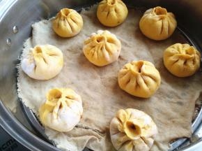 包好的包子醒发20分钟。