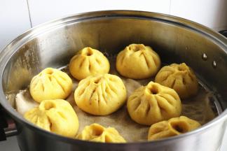 蒸好后的包子，关火后再虚蒸5分钟，及时拿出来。