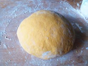 揉好的面团发酵到2倍大，面板上撒面粉，开始揉面，揉面越久馒头越好吃。揉到光滑。