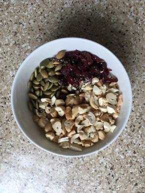 把腰果和蔓越梅切碎，南瓜子不用切