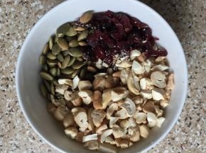 把腰果和蔓越梅切碎，南瓜子不用切