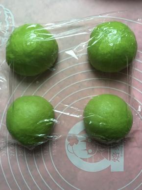 揉好的面团分成4份，盖上保鲜膜松弛15分钟