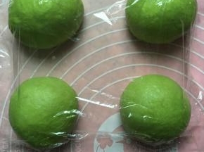 揉好的面团分成4份，盖上保鲜膜松弛15分钟