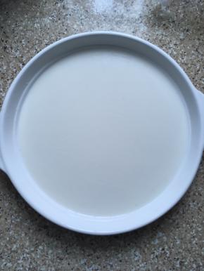 放入浅一点的蒸碗中，蒸碗建议用陶瓷的，受热比较均匀，上锅蒸制十二分钟，表面凝固即可