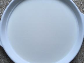 放入浅一点的蒸碗中，蒸碗建议用陶瓷的，受热比较均匀，上锅蒸制十二分钟，表面凝固即可