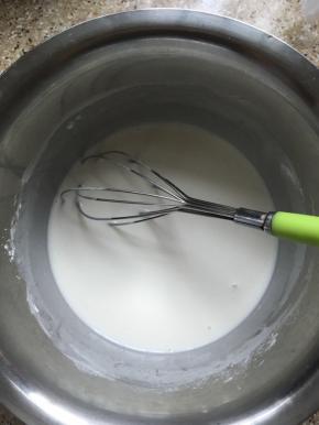 面团静置的时候来做麻薯，把糯米粉105克、玉米淀粉30克、牛奶180克、糖45克混合搅拌均匀