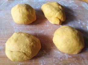 取一份揉好的面团分成四份，每个大约100克。