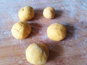 每一份再分成四大一小共5个面团。