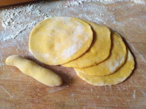 小的面团搓成细条，其余四个大的擀成均匀的面片。