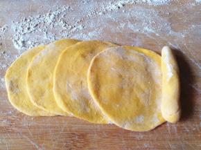 面片依次摞起来，细条放中间。