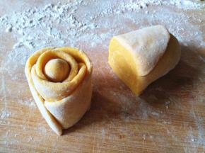 卷起来之后，从中间切开，就成为两朵玫瑰花。