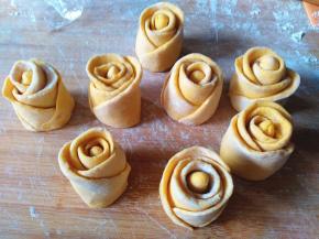 全部都做好，8朵好看的黄玫瑰，整理一下花朵。