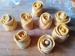 全部都做好，8朵好看的黄玫瑰，整理一下花朵。