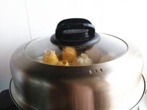 锅加入足量的水，馒头生胚放在铺了纱布的蒸帘上，烧开上汽后，蒸20分钟，关火后再虚蒸5分钟。