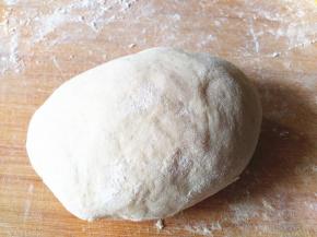 白面团揉到光滑。