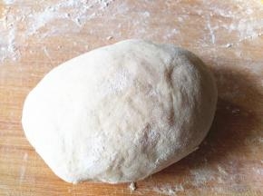 白面团揉到光滑。