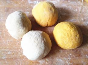 揉好的面团，各分成2份，得到黄白共四个面团。