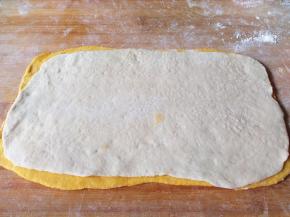 全部擀成长方形的面片，做两种卷，第一种白色面片在上面，黄色面片在下面。