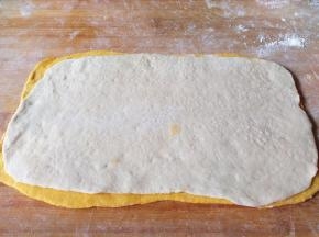 全部擀成长方形的面片，做两种卷，第一种白色面片在上面，黄色面片在下面。