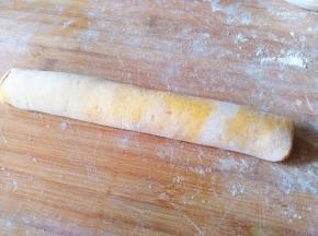 卷起来，最外面是黄色。