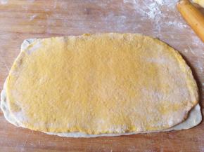 另一种是白色面片在下面，黄色面片在上面。