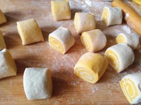 用锋利的刀子切成均匀的生胚，略微整理一下形状。