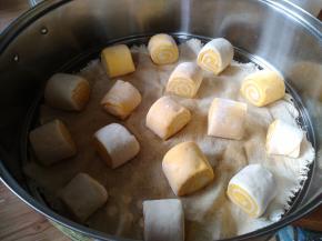 蒸锅放上篦子，垫上纱布，生胚均匀排在篦子上，要留有足够缝隙。