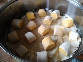 蒸锅放上篦子，垫上纱布，生胚均匀排在篦子上，要留有足够缝隙。