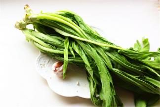 准备好食材，4棵油麦菜和两粒蒜。