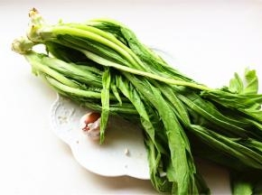准备好食材，4棵油麦菜和两粒蒜。