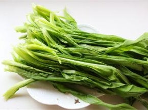 摘下叶子，一片片洗干净。