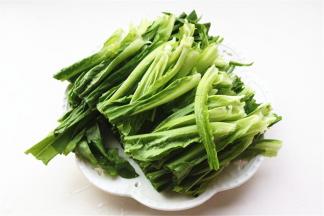 切成长段，也可以不切直接炒，其实在饭店油麦菜都是直接炒的，但我从小被我娘教育，如果菜不切就是喂猪的，所以要切段才行。