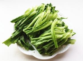 切成长段，也可以不切直接炒，其实在饭店油麦菜都是直接炒的，但我从小被我娘教育，如果菜不切就是喂猪的，所以要切段才行。