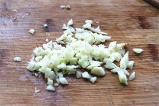 蒜切成蒜末。