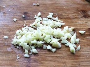 蒜切成蒜末。